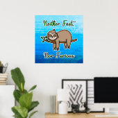 Weder schnell noch zorniger Lazy Sloth auf Baumzwe Poster (Heimbüro)