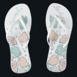 WEDING SHOES | Modern Seashells Coral Aquamarin Badesandalen<br><div class="desc">Niedliche Korallen und aquamarine Muscheln. Handgeschriebene Kalligraphie, die Bräunungsmaid sagt - perfekt für die Brautjungfrau, die am Strand für eine Hochzeitsfeier am Strand anzieht. Design erstellt für TheBarefootBride™ durch © WhimsicalArtwork™. Das ist Teil einer Sammlung von Hochzeitsartikeln mit passendem Hochzeitszubehör, Babydusche und anderen Veranstaltungsartikeln. Kontaktieren Sie uns, wenn Sie Hilfe...</div>