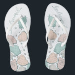 WEDING SHOES | Modern Seashells Coral Aquamarin Badesandalen<br><div class="desc">Niedliche Korallen und aquamarine Muscheln. Handgeschriebene Kalligraphie, die Bräunungsmaid sagt - perfekt für die Brautjungfrau, die am Strand für eine Hochzeitsfeier am Strand anzieht. Design erstellt für TheBarefootBride™ durch © WhimsicalArtwork™. Das ist Teil einer Sammlung von Hochzeitsartikeln mit passendem Hochzeitszubehör, Babydusche und anderen Veranstaltungsartikeln. Kontaktieren Sie uns, wenn Sie Hilfe...</div>
