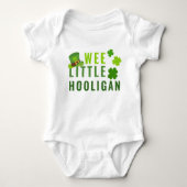 Wee Little Hooligan St. Patrick's Day Green Clover Baby Strampler (Vorderseite)