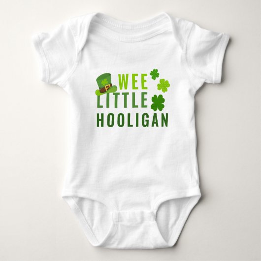 Wee Little Hooligan St. Patrick's Day Green Clover Baby Strampler (Vorderseite)