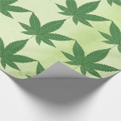 Weed Leaf Green auf hellgrünem Pergament Look Geschenkpapier (Ecke)