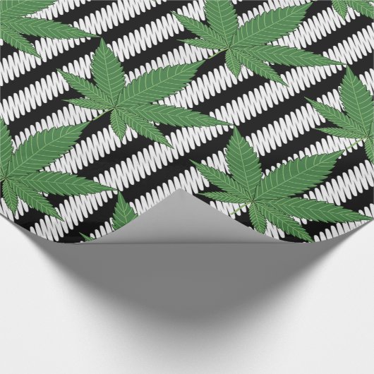 Weed Leaf Green auf Schwarz-weißem Streifen Geschenkpapier (Ecke)