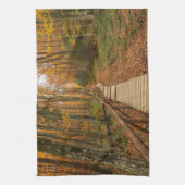 Weg durch den Herbstwald. Geschirrtuch (Vertikal)