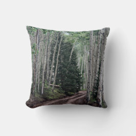 Weg durch die Birke Kissen