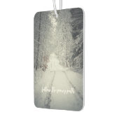 Weg durch einen schneebedeckten Winterwald Autolufterfrischer (Links)