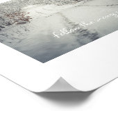 Weg durch einen schneebedeckten Winterwald Poster (Ecke)