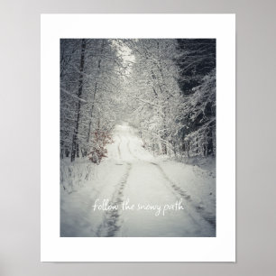 Weg durch einen schneebedeckten Winterwald Poster