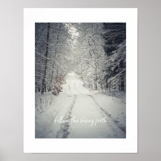 Weg durch einen schneebedeckten Winterwald Poster (Vorne)
