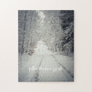 Weg durch einen schneebedeckten Winterwald Puzzle