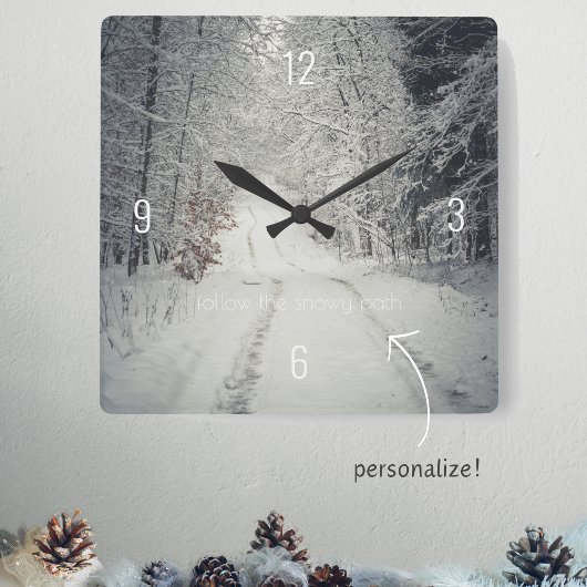 Weg durch einen schneebedeckten Winterwald Quadratische Wanduhr