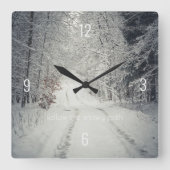 Weg durch einen schneebedeckten Winterwald Quadratische Wanduhr (Vorderseite)