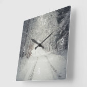 Weg durch einen schneebedeckten Winterwald Quadratische Wanduhr (Winkel)