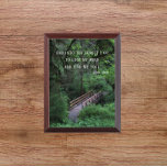 Weg in den Wald John Muir Quote Plaque Awardplakette<br><div class="desc">Holzwandplakette,  die das Foto eines Wanderweges mit Holzbrücken zeigt,  der in einen tiefen Wald führt,  zusammen mit einem inspirierend Zitat des Naturisten John Muir,  in dem steht: "Und in den Wald gehe ich,  um meinen Geist zu verlieren und mein Soul zu finden." Wählen Sie Ihre Wandplakatgröße aus.</div>
