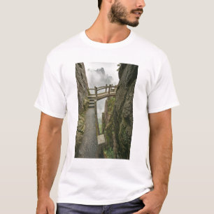 Weg und kleine Brücke, Gelber Berg, T-Shirt