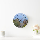 Weg zur Strandmauer Runde Wanduhr (Zuhause)