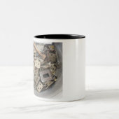 Wegfahren Zweifarbige Tasse (Mittel)
