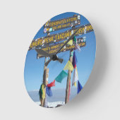 Wegweiser auf dem Gipfel von Kilimanjaro kenya Runde Wanduhr (Winkel)