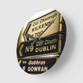 Wegweiser für Irland Runde Wanduhr (Winkel)
