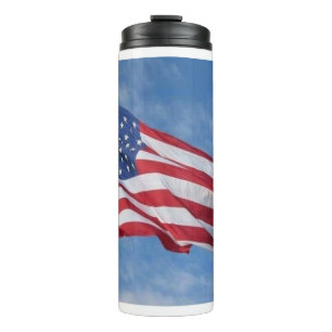 Wehende amerikanische Flagge gegen blauen Himmel Thermosbecher