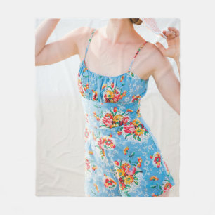 Weibchen mit blauen Blumenkolonnen und braunem Hut Fleecedecke