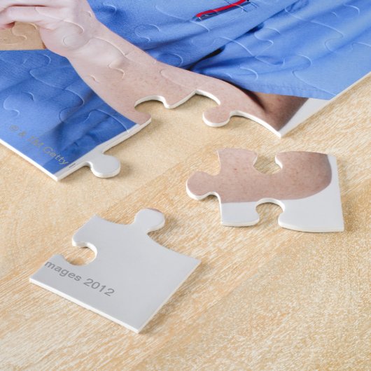 Weibliche Ärztin in Gras Puzzle (Seite)