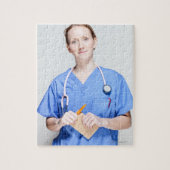 Weibliche Ärztin in Gras Puzzle (Vertikal)