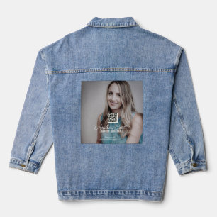 Weibliche Geschäftsboss-Foto-Name-Q-R-Code-Text Jeansjacke