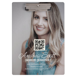 Weibliche Geschäftsvorständin Foto Name QR-Code Te Klemmbrett