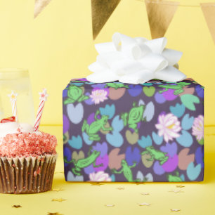 Weibliche grüne Frösche und Lily Pads auf dunkelbl Geschenkpapier