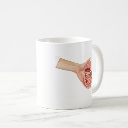 Weibliche Hand hält Modell der menschlichen Niere Kaffeetasse (VorderseiteRechts)