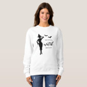 Weibliche Hexenfrau modelliert mit Fledermäusen un Sweatshirt (Vorne ganz)