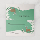 Weibliche Hirsche Stehend im Schneekiefernbaum Min Platzkarte (Außenseite Aufgefaltet)