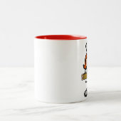 Weibliche Krankenschwester mit der roten besonders Zweifarbige Tasse (Mittel)