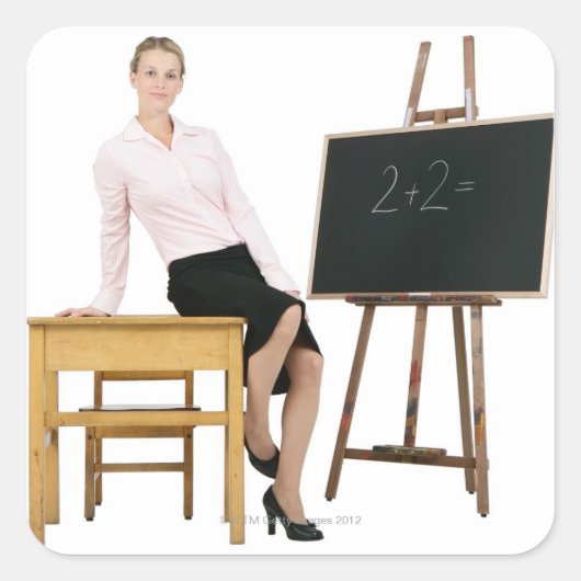 Weibliche Lehrerin mit Holzschreibtisch Quadratischer Aufkleber (Vorderseite)