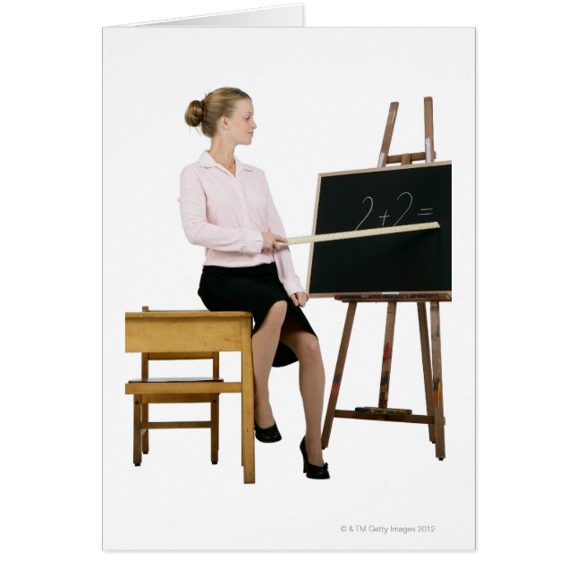 Weibliche Lehrerin pointing Regler in Chalkboard (Vorne)