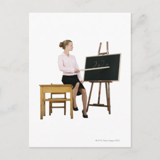 Weibliche Lehrerin pointing Regler in Chalkboard Postkarte