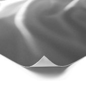 Weibliche liegen auf weißen Seidenblättern B&W-Fot Poster (Ecke)