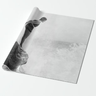 Weibliche Schwimmerin auf Felsen über dem abstürze Geschenkpapier