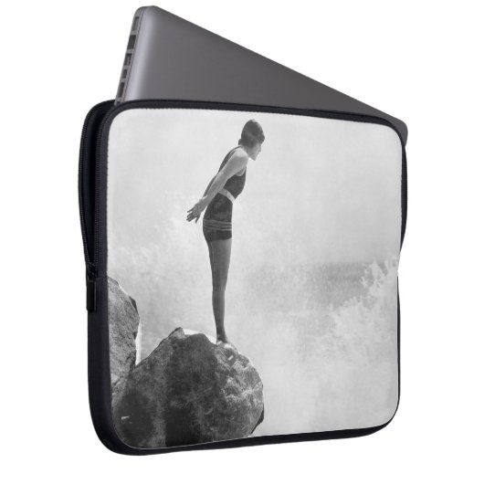 Weibliche Schwimmerin auf Felsen über dem abstürze Laptopschutzhülle (Vorne Rechts)