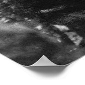 Weibliche Schwimmerin auf Felsen über dem abstürze Poster (Ecke)