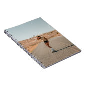 Weibliche Shirts auf der Straße in der Mornin Notizblock (Rechte Seite)