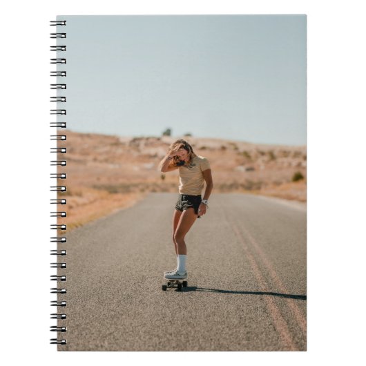 Weibliche Shirts auf der Straße in der Mornin Notizblock (Vorderseite)