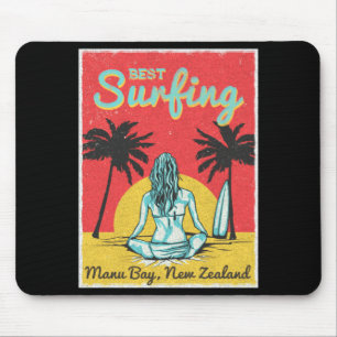 Weibliche Surferin Manu Bay Raglan Neuseeland Mousepad