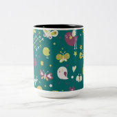 Weibliche Vögel und Schmetterlinge Zweifarbige Tasse (Mittel)