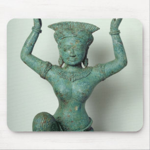 Weibliche Zahl Kniens benutzt, um a zu stützen Mousepad