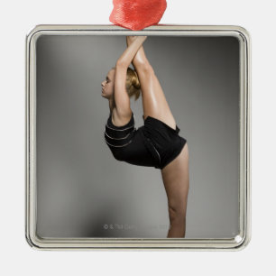 Weiblicher ausdehnender Gymnast, Studioschuß Ornament Aus Metall