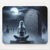 Weiblicher Geist sitzend auf einem Friedhof Mousepad (Vorne)