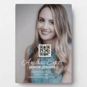 Weiblicher Geschäftsführer fügt Fotoname q oder Co Fotoplatte (Vorderseite)