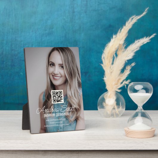 Weiblicher Geschäftsführer fügt Fotoname q oder Co Fotoplatte (Seite)